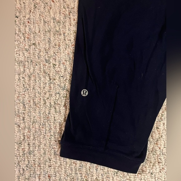 Lululemon navy cropped joggers. Size 6. - Picture 2 of 3